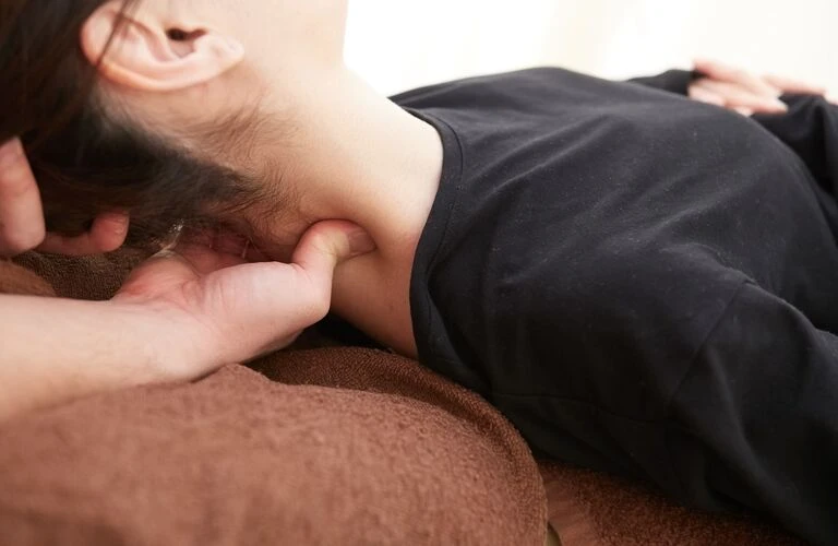 首の痛みや不調に向き合う施術を